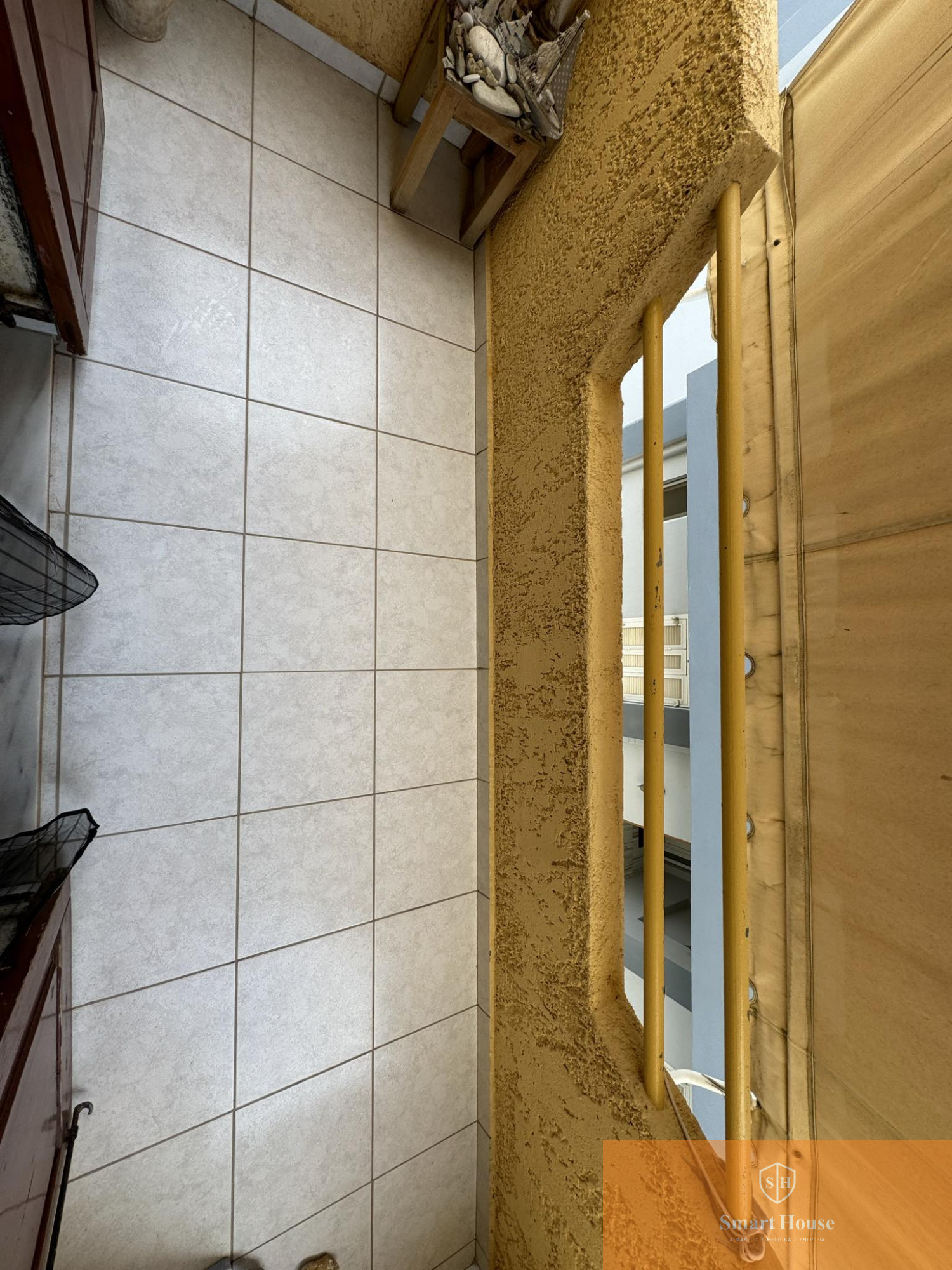 563372