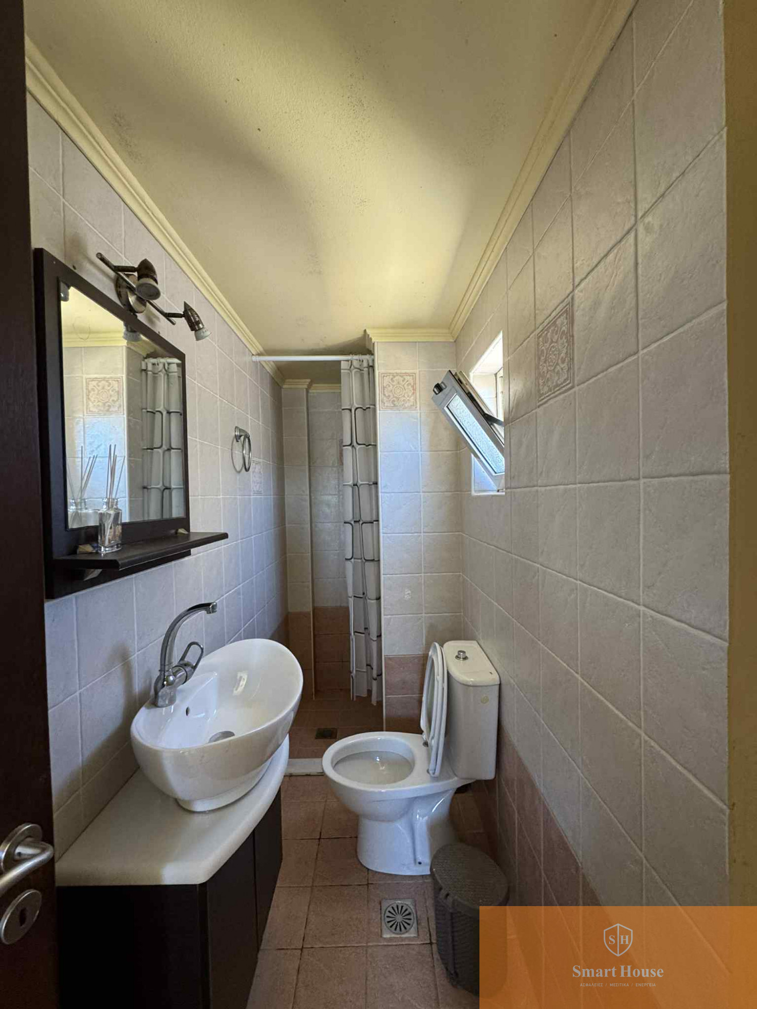 563689
