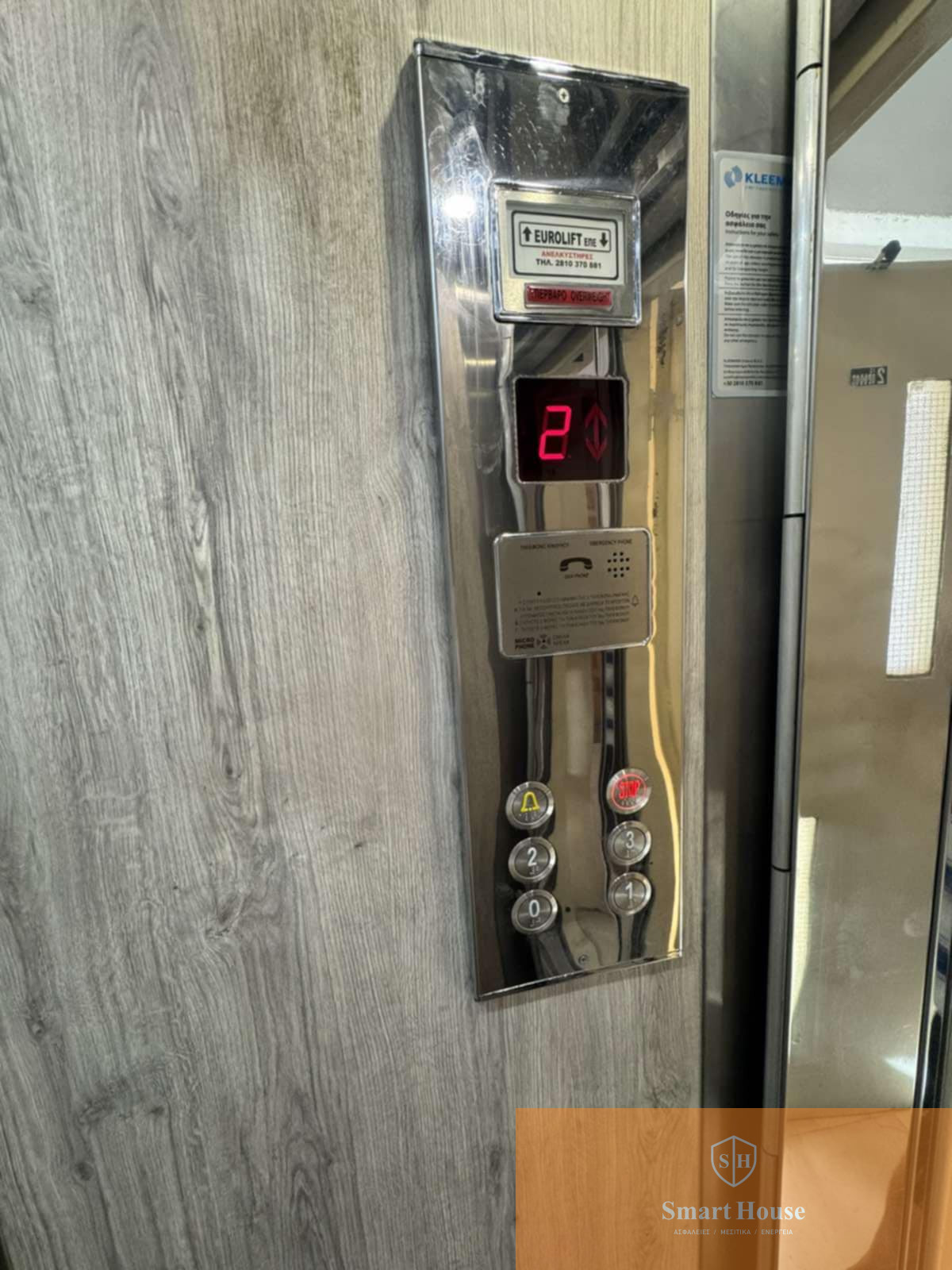 563703