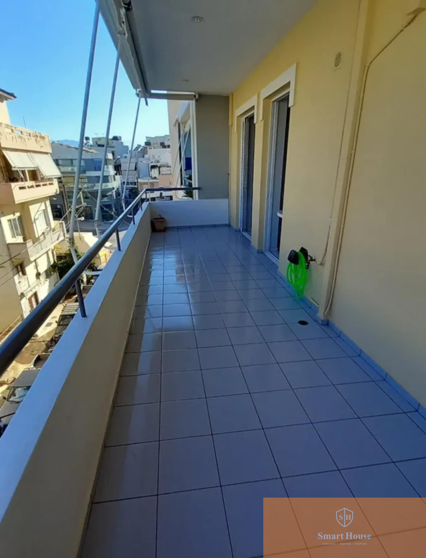 563734