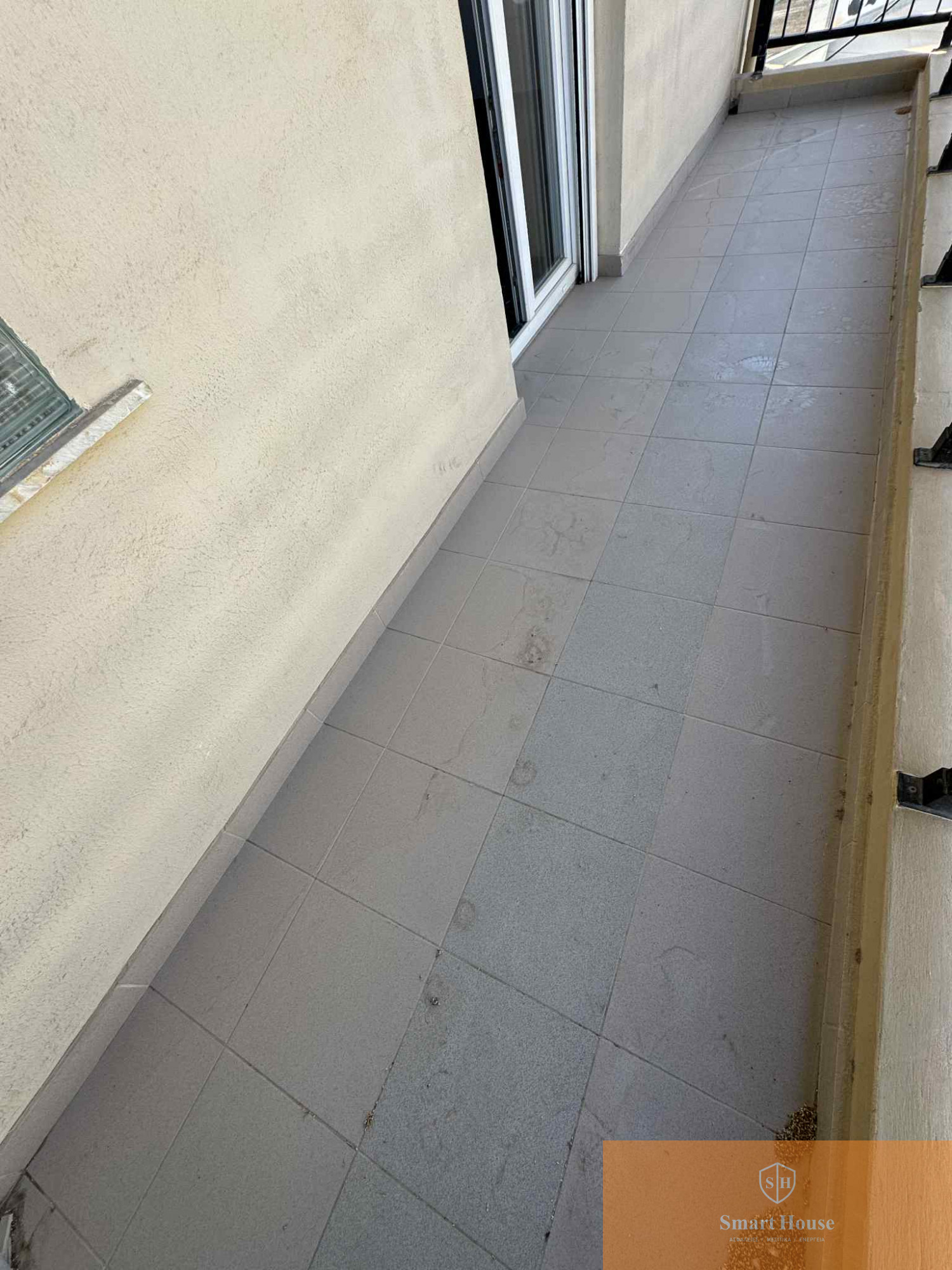 563911