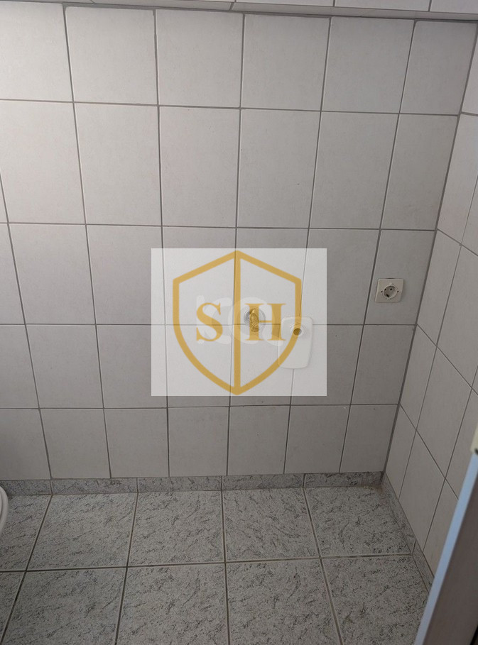 563980