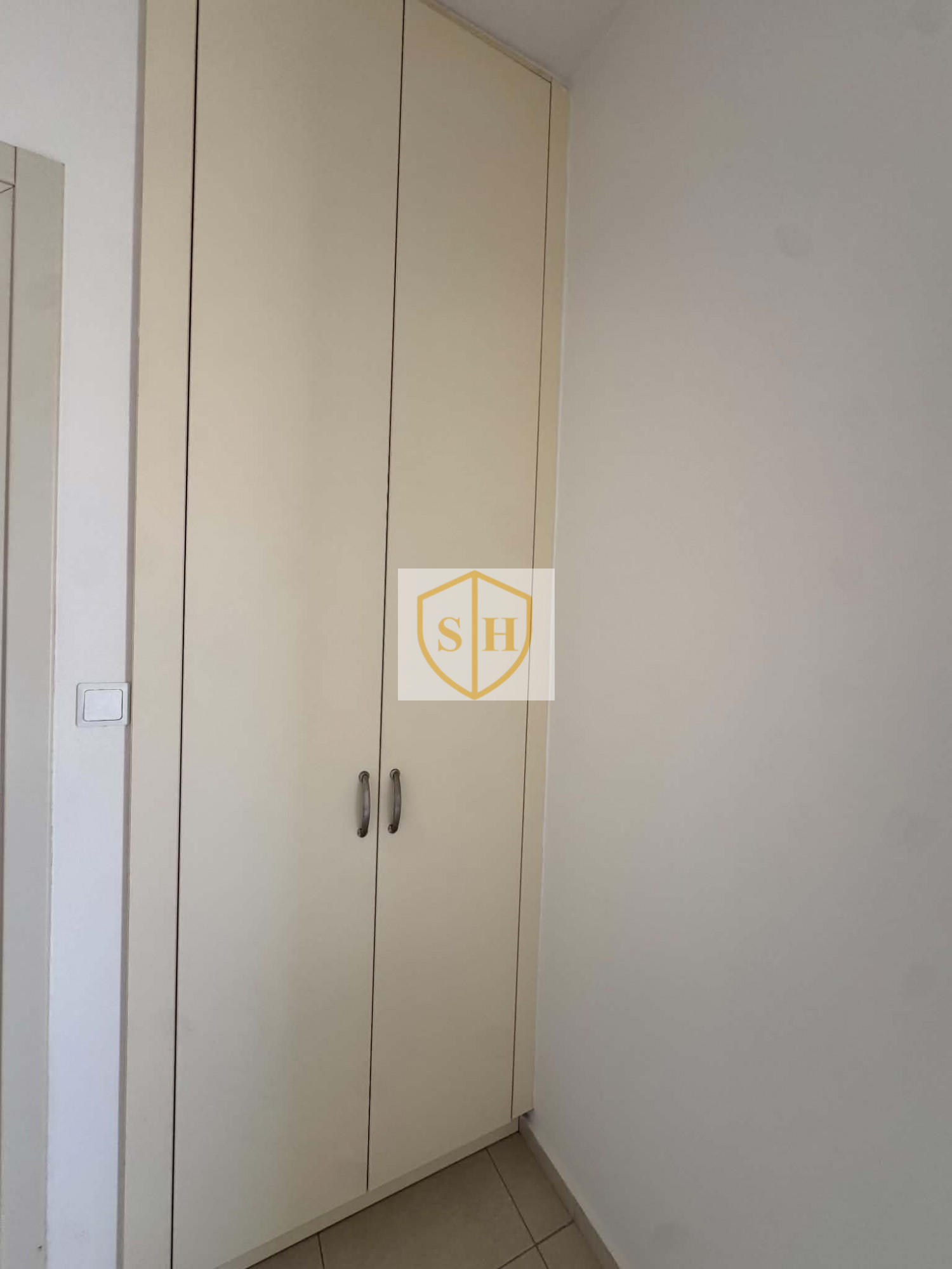 5645560