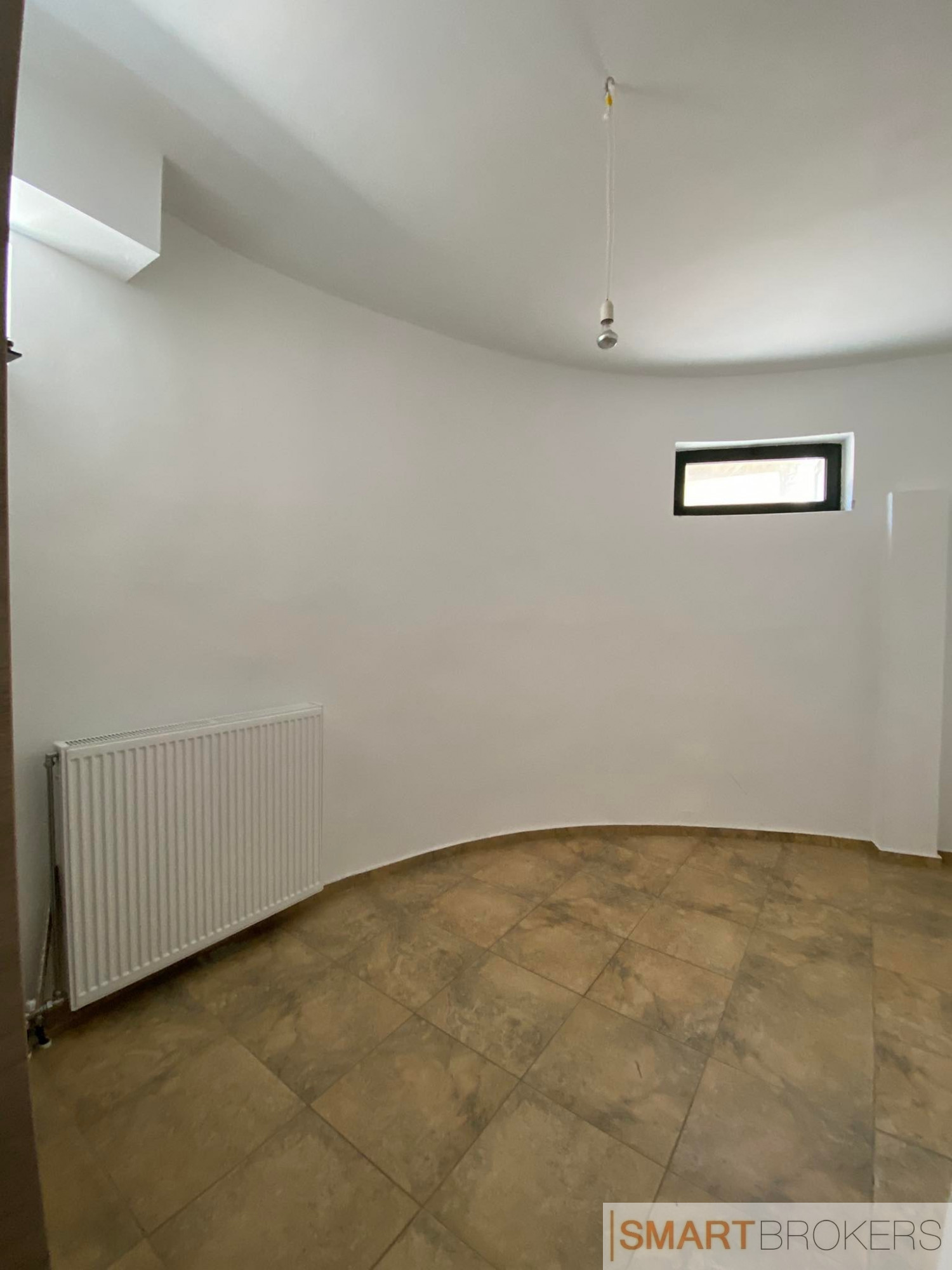 5621571