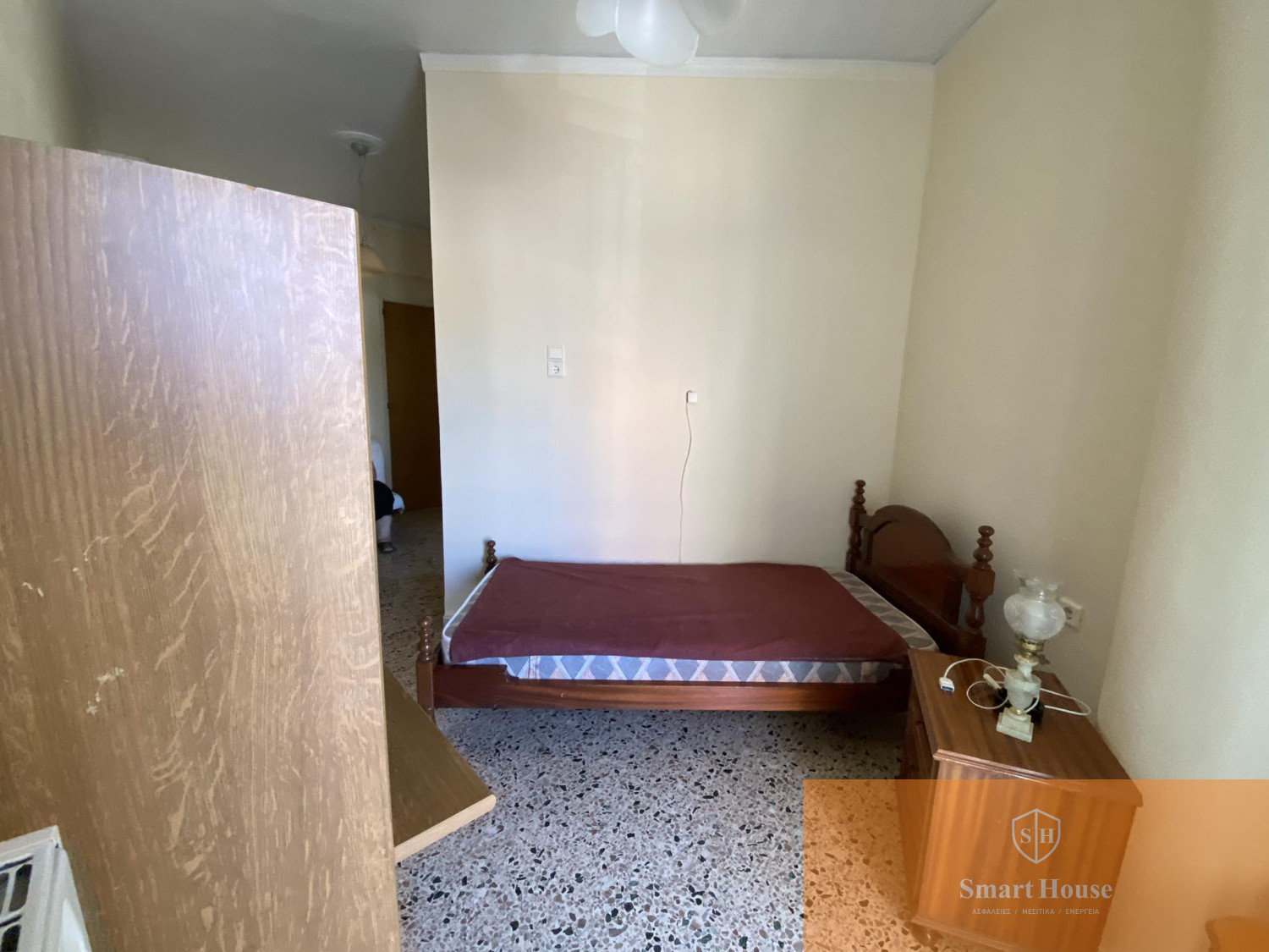 563082